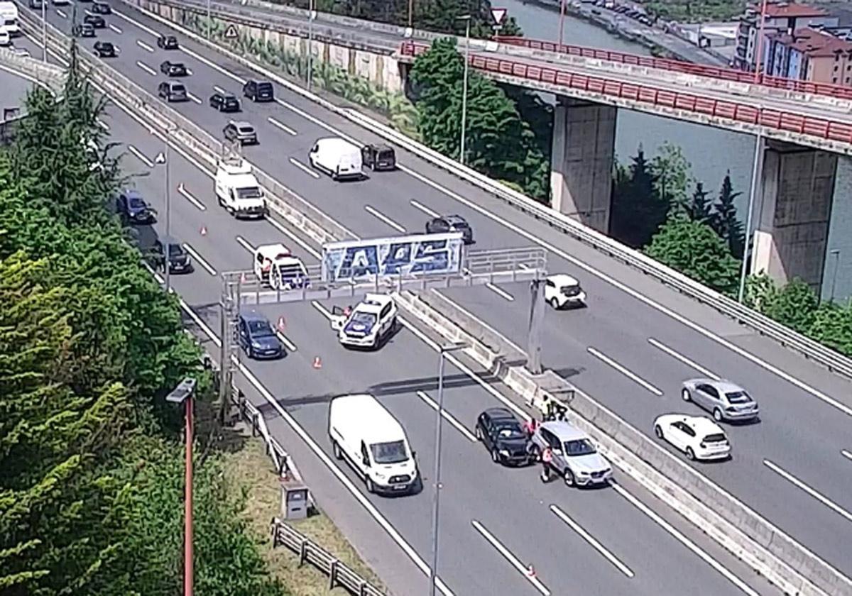 Un accidente entre dos coches provoca hasta tres kilómetros de retenciones en la A-8 en Bilbao