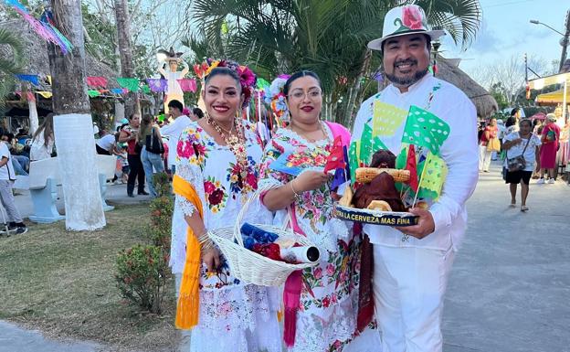 Preparados para el Baile de la Cabeza de Cochino.