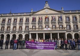 Una concentración anterior frente al Ayuntamiento de Vitoria por una agresión.
