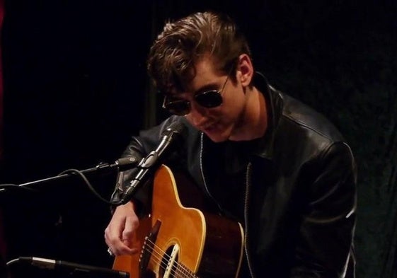 El líder de Arctic Monkeys, Alex Turner, durante una actuación en KEXP.