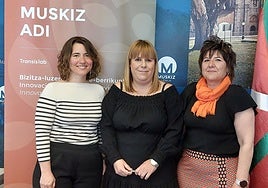 Saioa Hierro, edil del área de Personas Mayores, en el centro de la imagen, junto a Andere Goirigolzarri y Arantza Burgoa, del grupo Servicios Sociales Integrados.