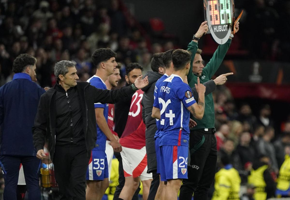 Olabarrieta se prepara para salir al césped de Old Trafford.