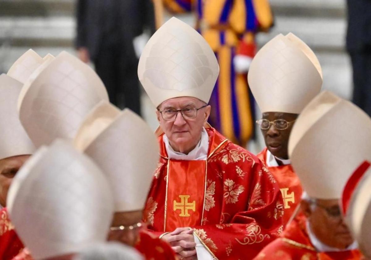 La doble felicitación al cardenal Parolin que ha generado suspicacias en el cónclave