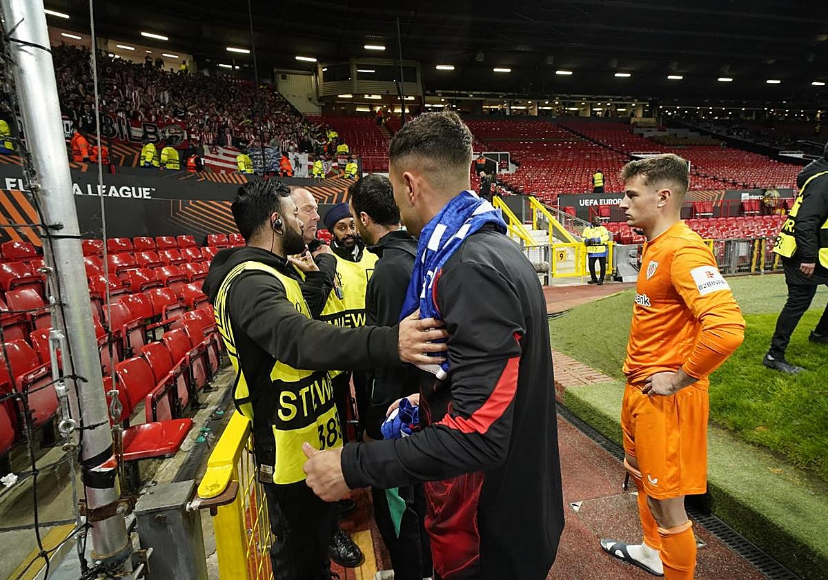 Un steward impie el paso a Lekue y Guruzeta.