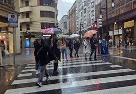 El aguacero de las 14.00 horas sobre Bilbao ha pillado a muchos desprevenidos.