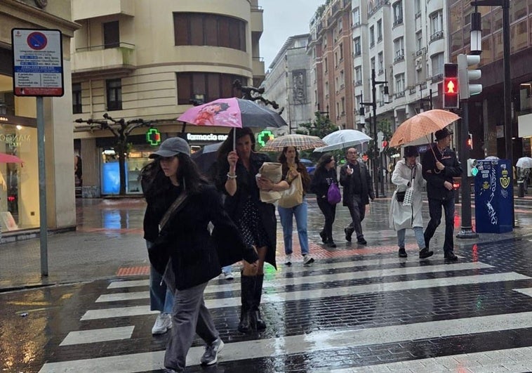 El aguacero de las 14.00 horas sobre Bilbao ha pillado a muchos desprevenidos.