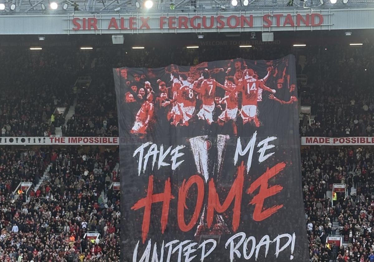El tifo del United pide «llevar la copa a casa»