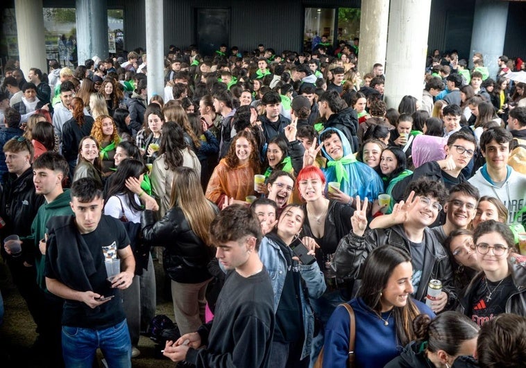 Estudiantes disfrutan de la EHUp! Jaia en el campus de Leioa