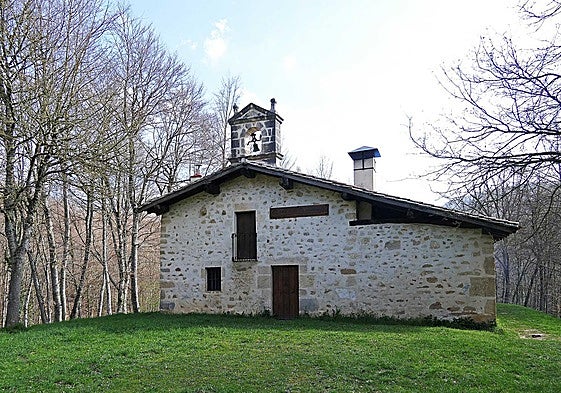 Ermita de Gipuzuri situada en mitad de una hayeda en Jauregui