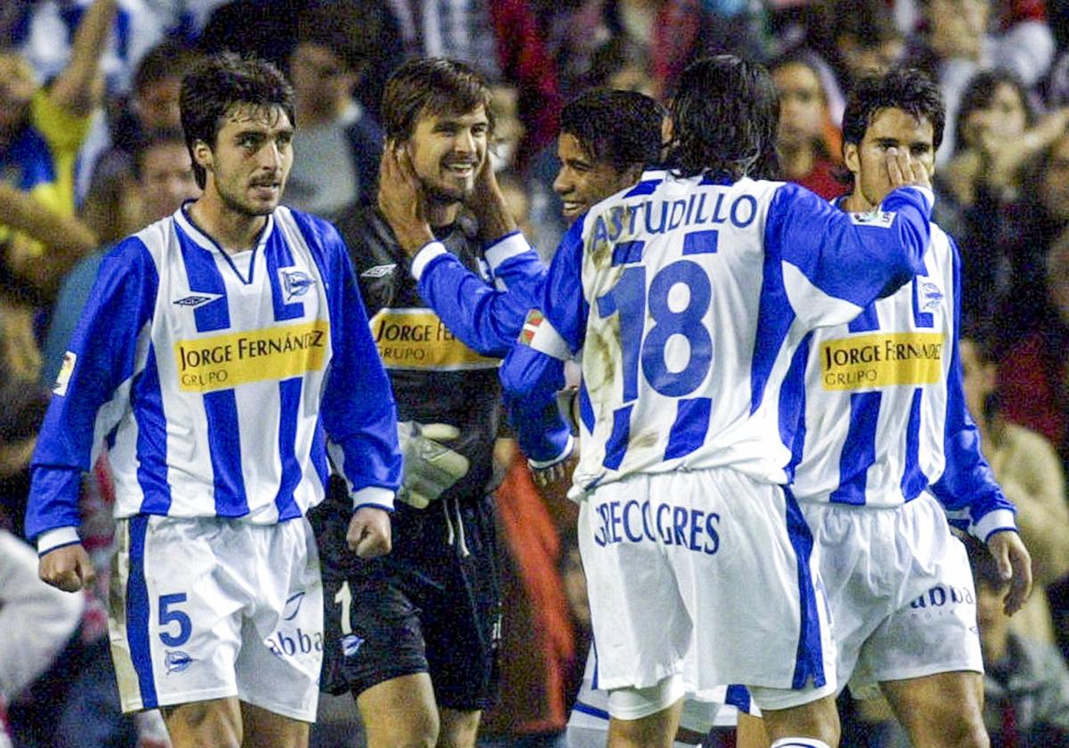 Los jugadores del Alavés celebran el triunfo logrado en San Mamés en 2005.