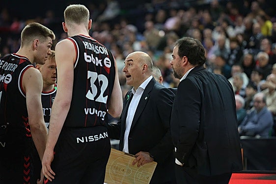 Ponsarnau da instrucciones a sus jugadores junto a su ayudante Sergio García.