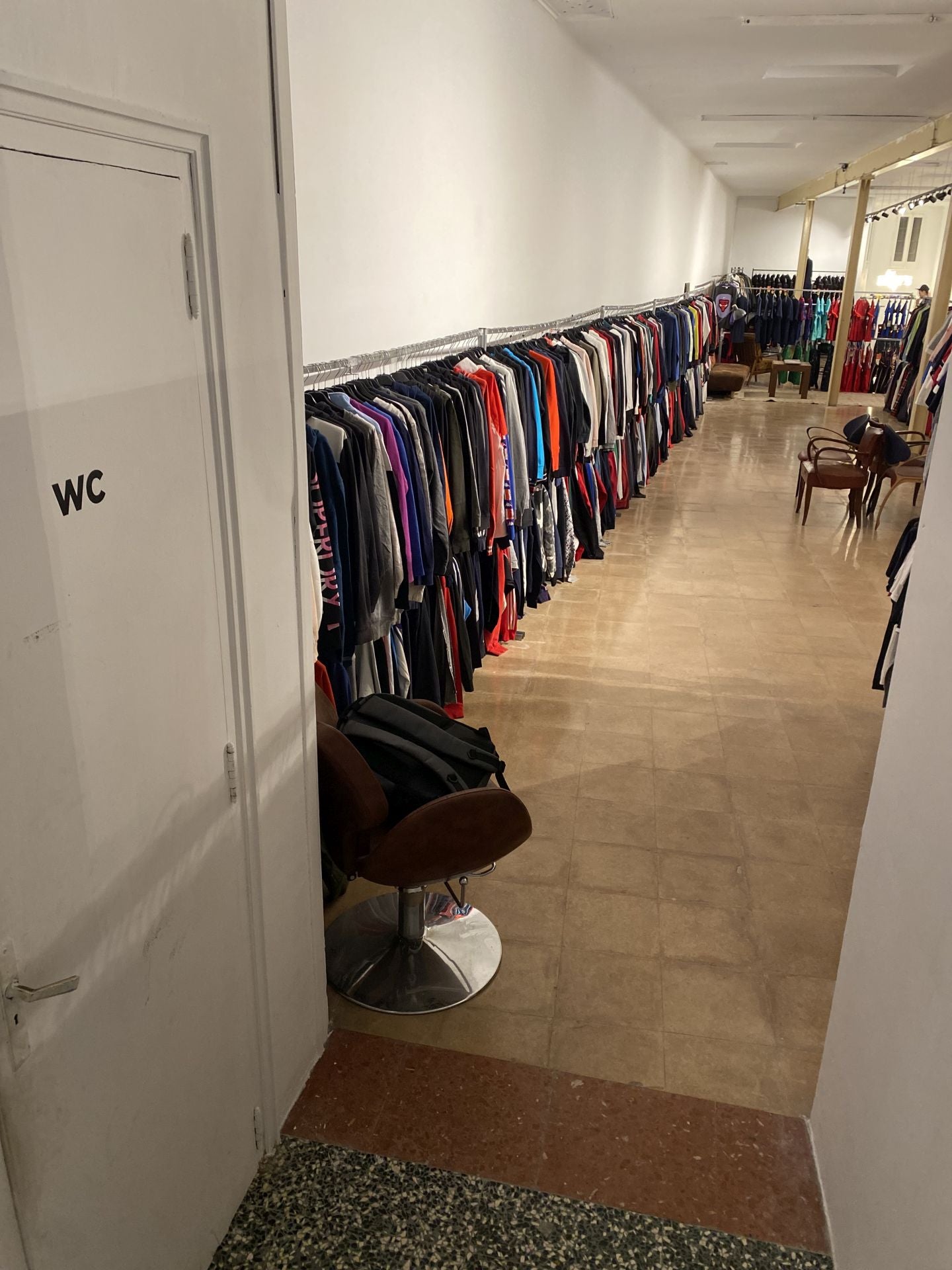 La tienda efímera de Bilbao con ropa de Lacoste, Nike, Adidas, Carhartt o Levi&#039;s a tan solo 9 euros