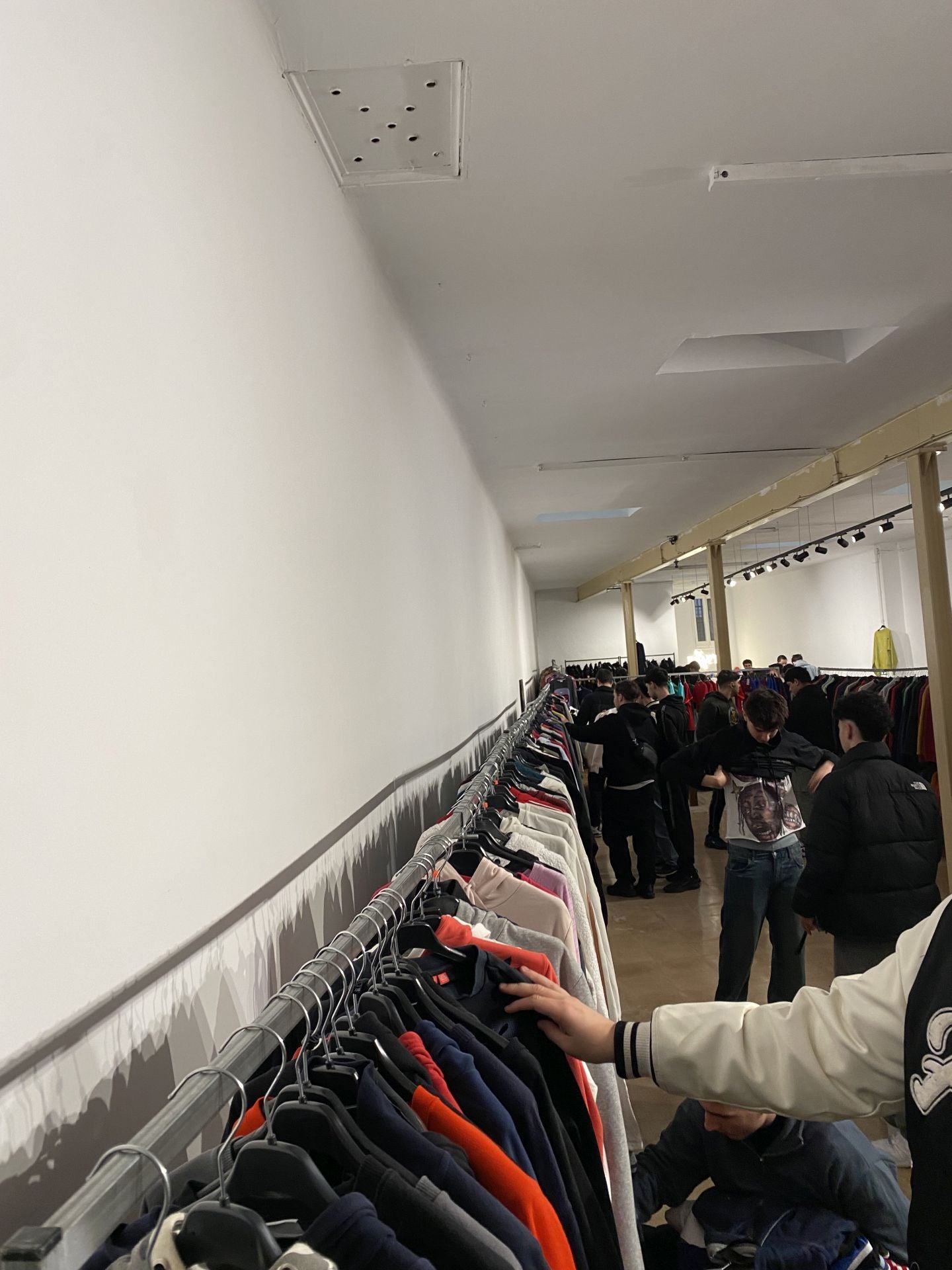 La tienda efímera de Bilbao con ropa de Lacoste, Nike, Adidas, Carhartt o Levi&#039;s a tan solo 9 euros