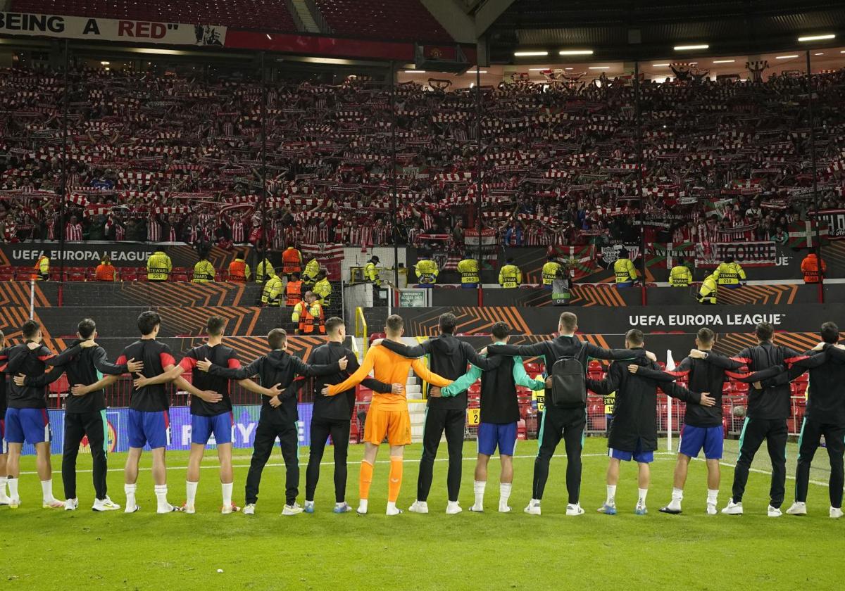 Los jugadores del Athletic se acercaron a la grada de los aficionados rojiblancos al término del partido en Old Trafford.
