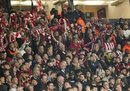 El United impide entrar y expulsa a un centenar de hinchas del Athletic: «En la zona VIP nos gritaban 'spanish, spanish'»