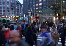 Bizkaia gana habitantes por la llegada de 11.000 extranjeros