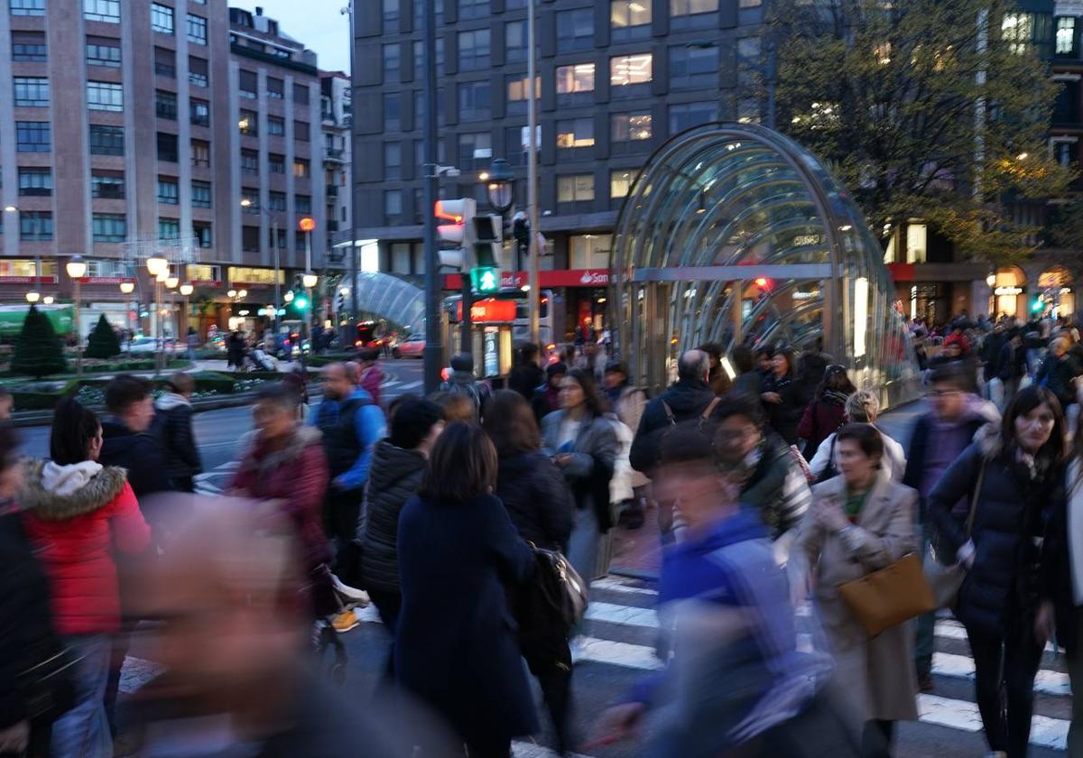 Bizkaia gana habitantes por la llegada de 11.000 extranjeros