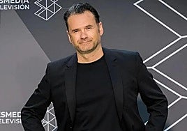 La divertida reacción de Iñaki López a los gritos de emoción tras la fumata blanca: «Parece que más que al Papa están viendo a Bad Bunny»