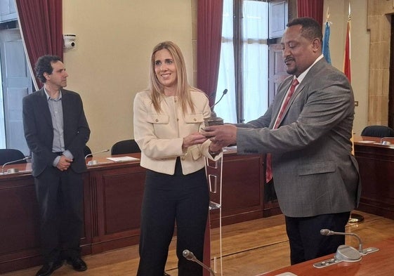 La alcaldesa entregó una réplica del consistorio al alcalde etíope.