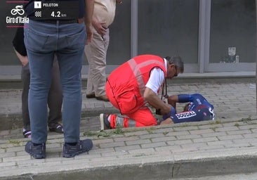 Un sanitario atiende a Mikel Landa.