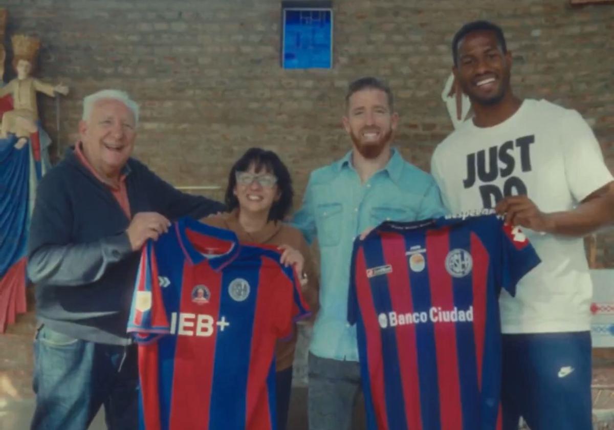 Muniain protagoniza un nuevo homenaje al Papa Francisco en representación de San Lorenzo