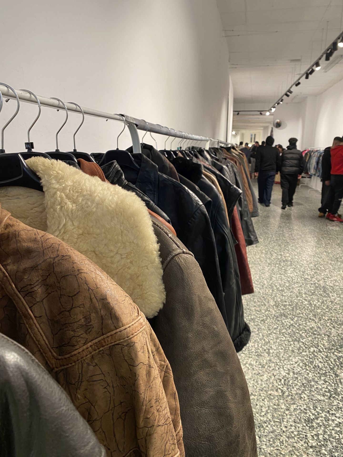 La tienda efímera de Bilbao con ropa de Lacoste, Nike, Adidas, Carhartt o Levi&#039;s a tan solo 9 euros