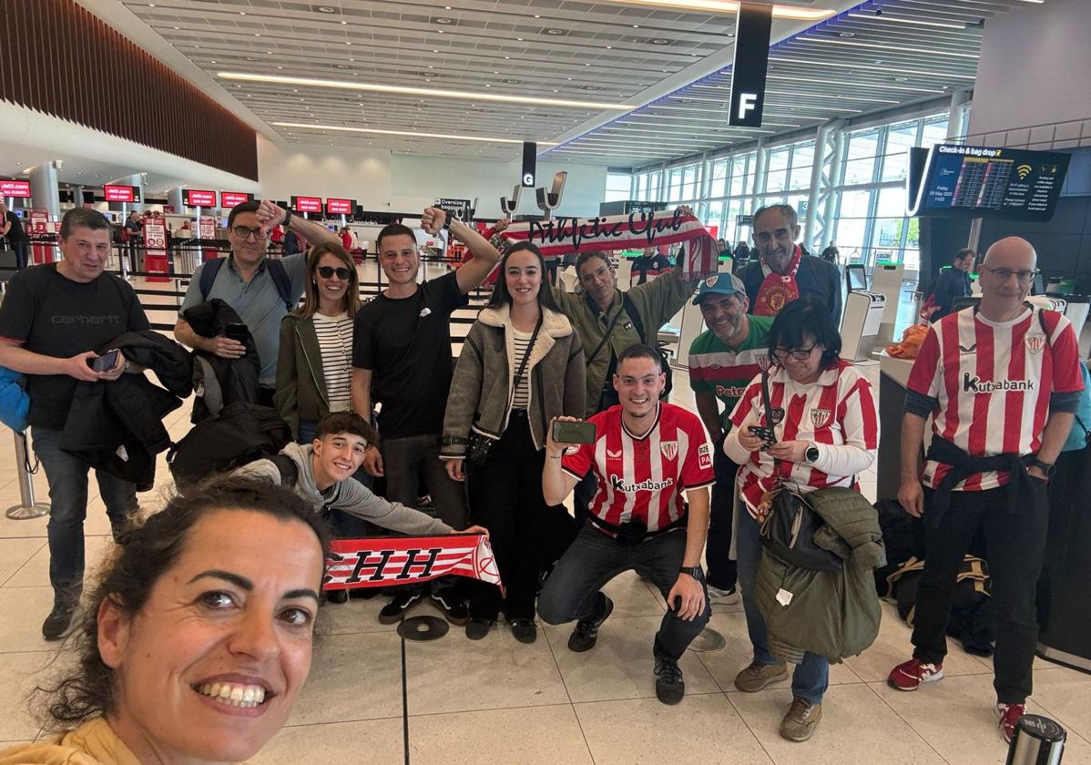 Odisea en Manchester: 44 athleticzales se quedan tirados una noche por un problema con su vuelo