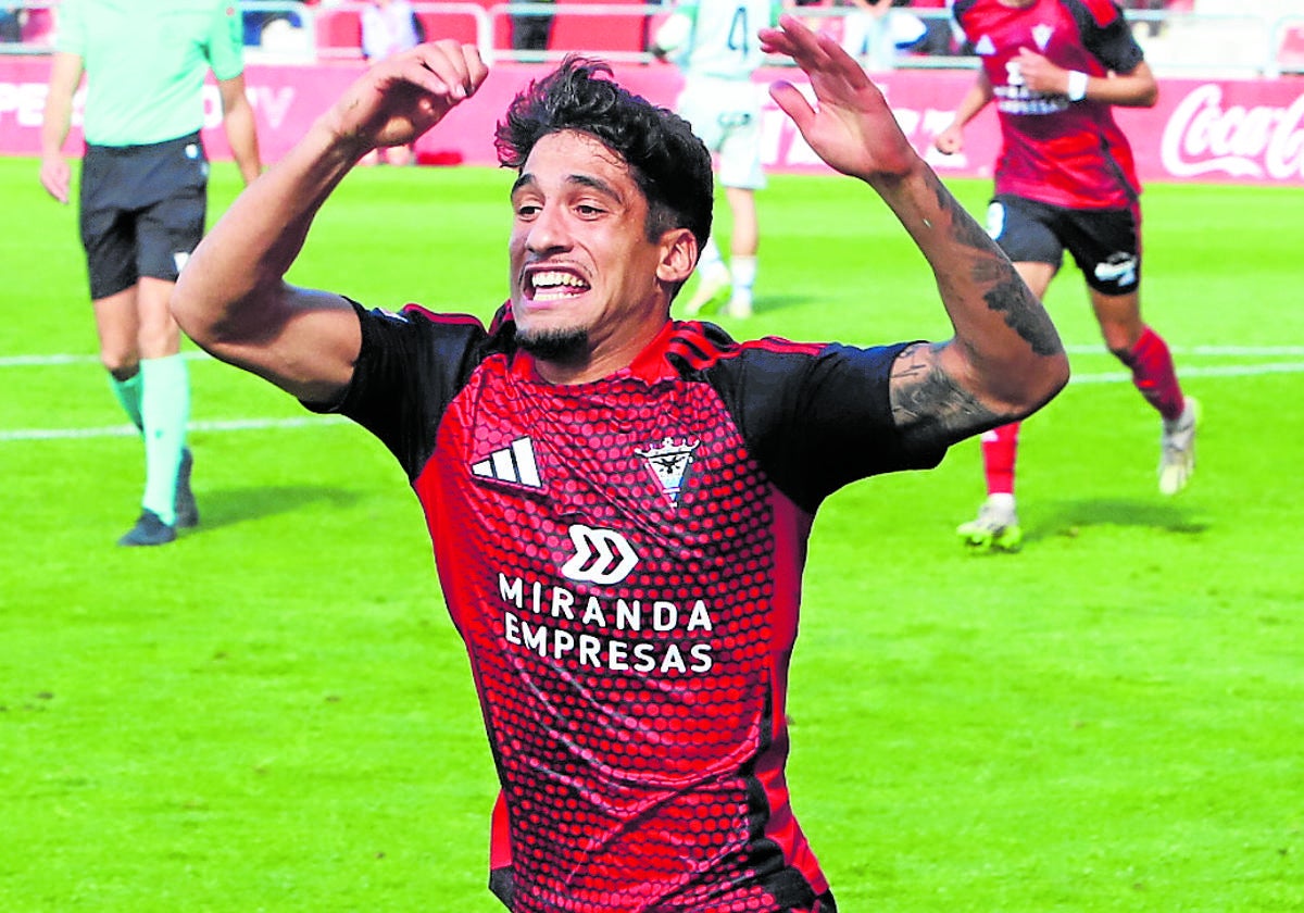 Un exultante Iker Benito celebra su gol, el tercero de los rojillos.