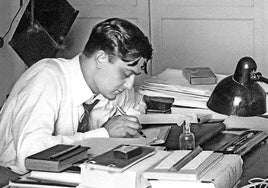 Luis Martín-Santos, escribiendo en su despacho.