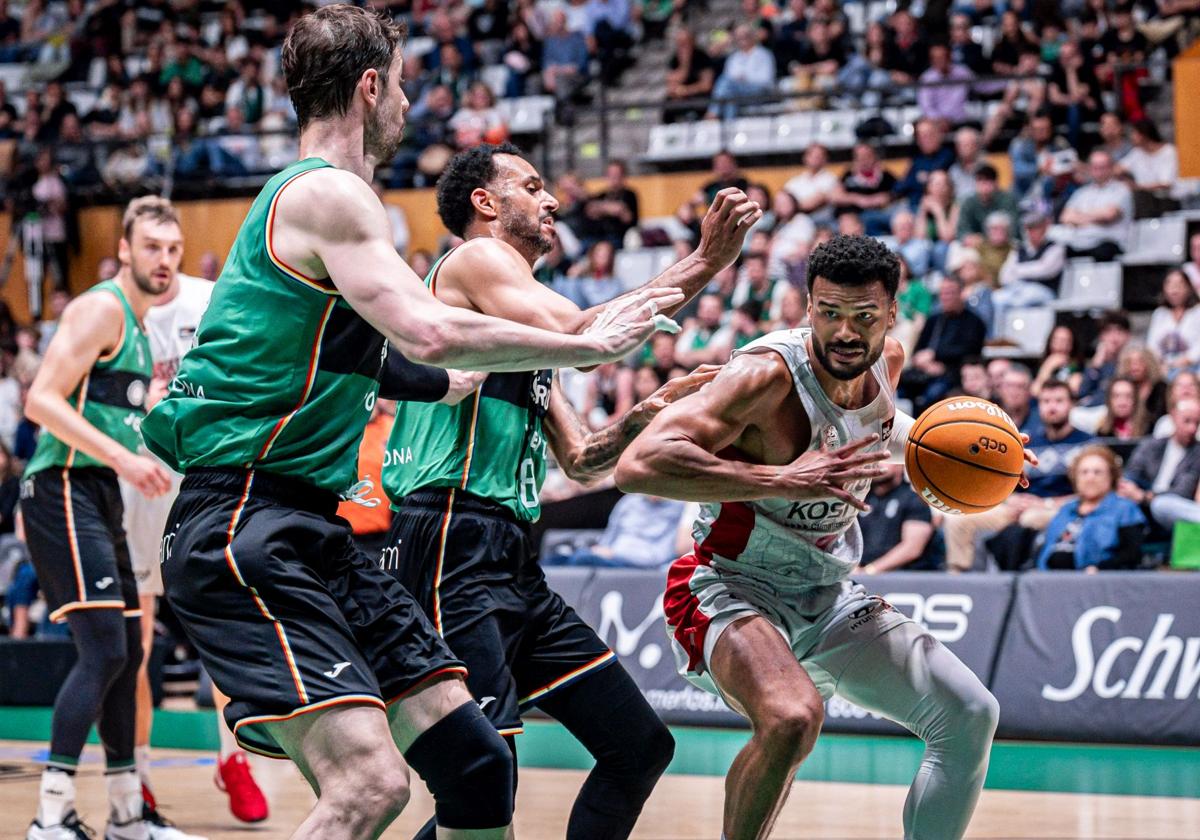 El Baskonia se aferra al play off con otra derrota del Manresa