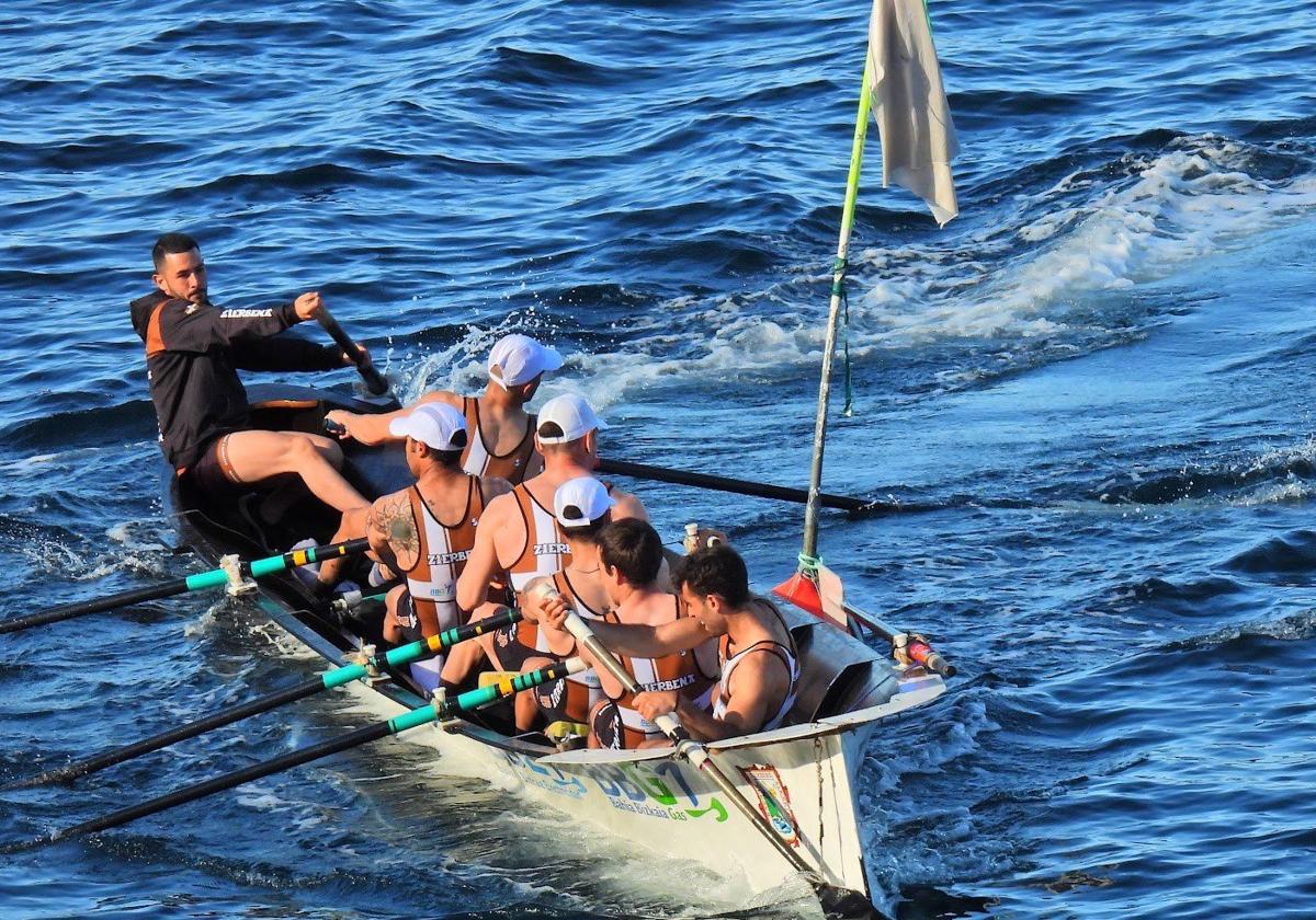 LA tripulación de Zierbena realiza una delas ciabogas en el Campeonato de Bizkaia.