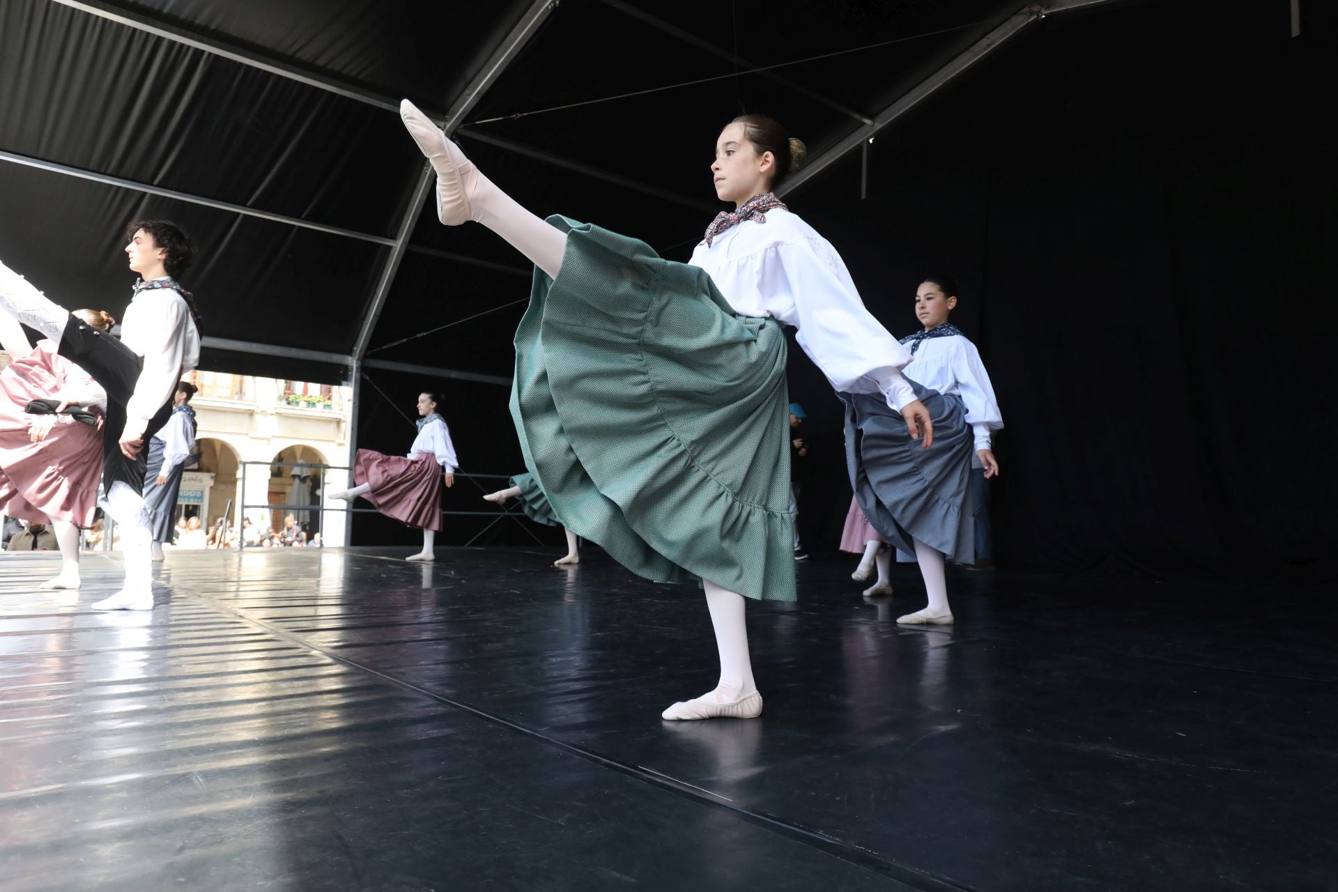 La danza toma el centro de Vitoria