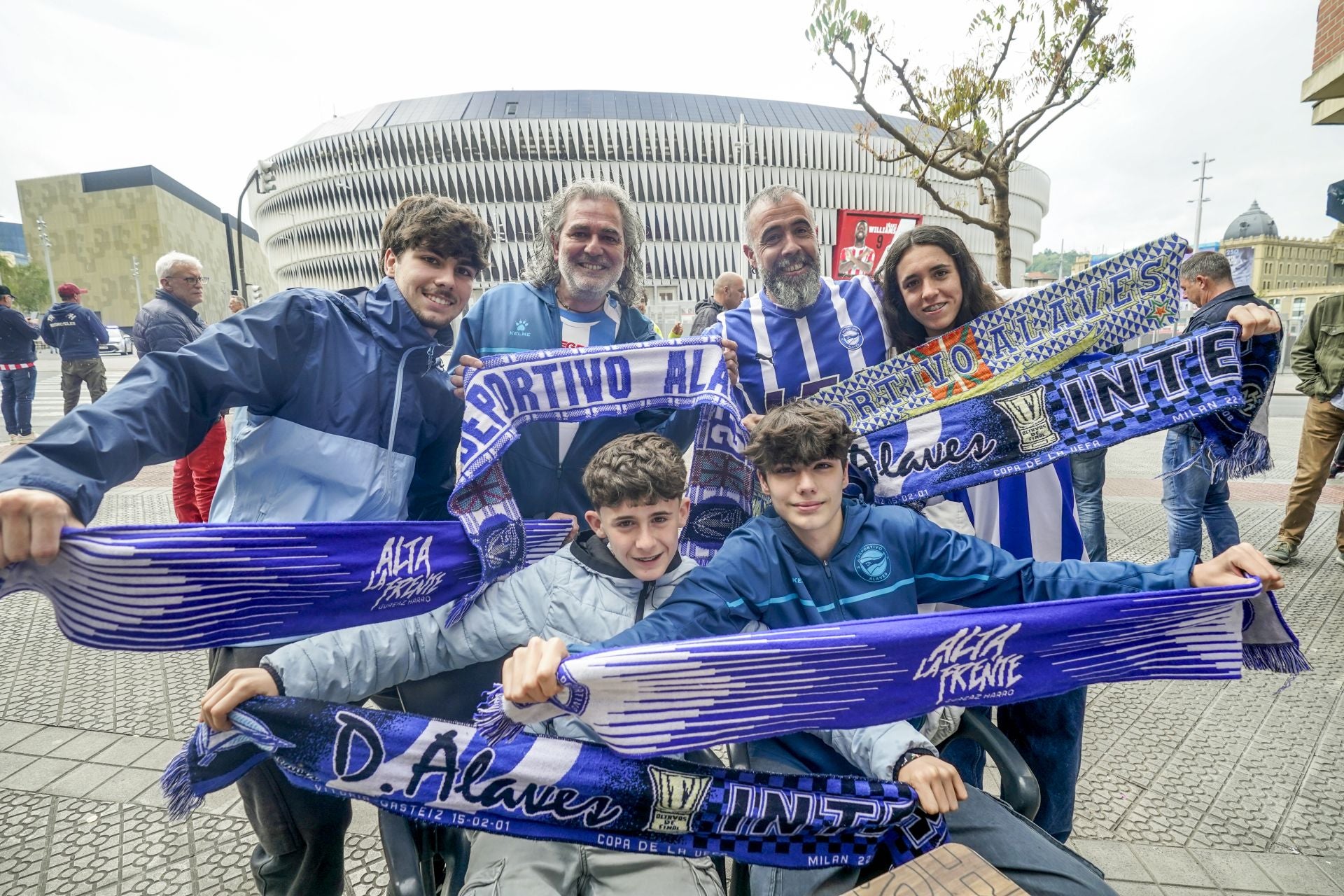 La afición del Alavés se hace notar en Bilbao: «No podemos fallar»