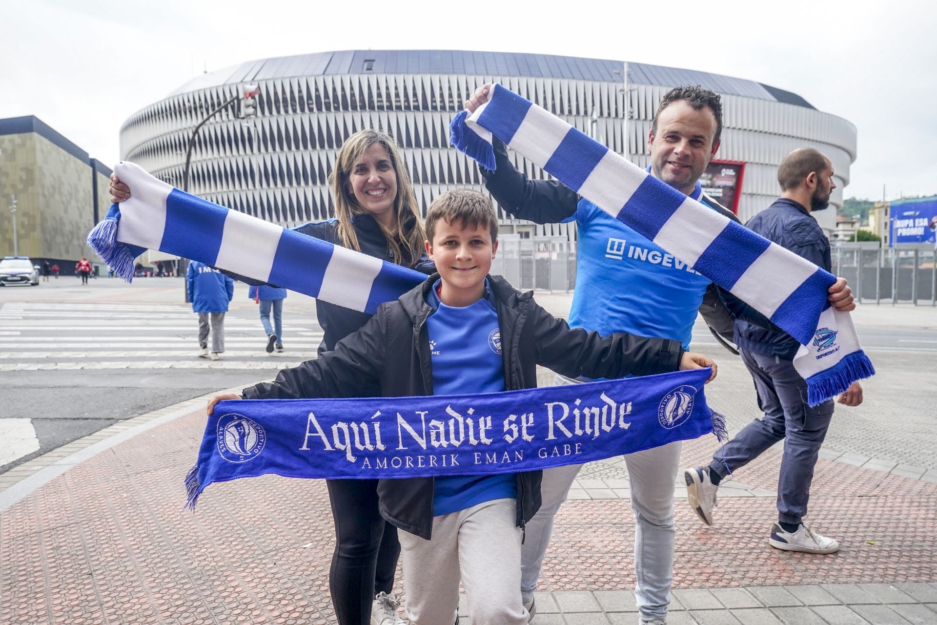 La afición del Alavés se hace notar en Bilbao: «No podemos fallar»