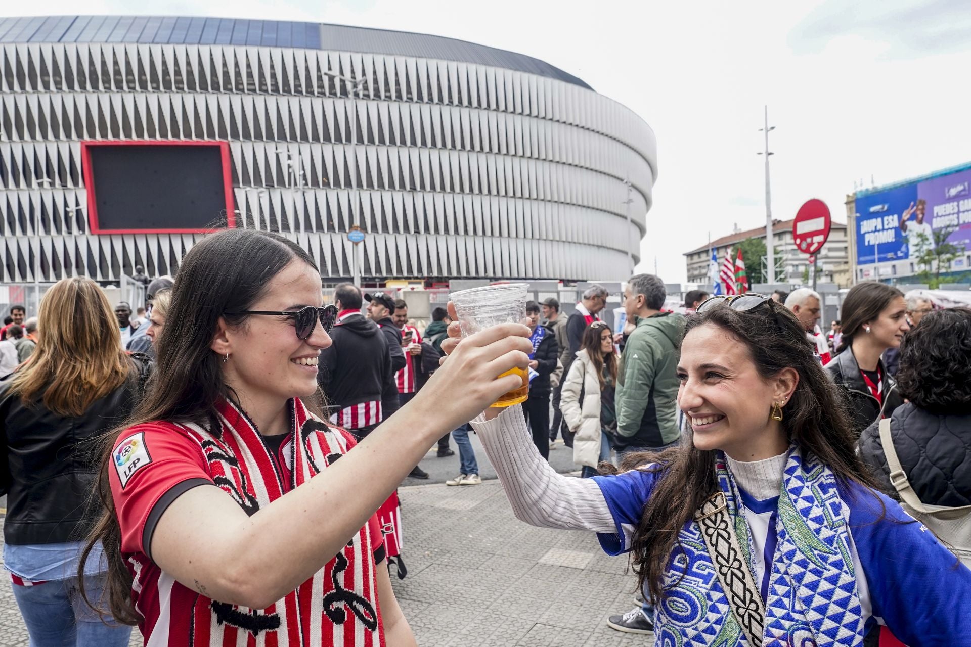 La afición del Alavés se hace notar en Bilbao: «No podemos fallar»