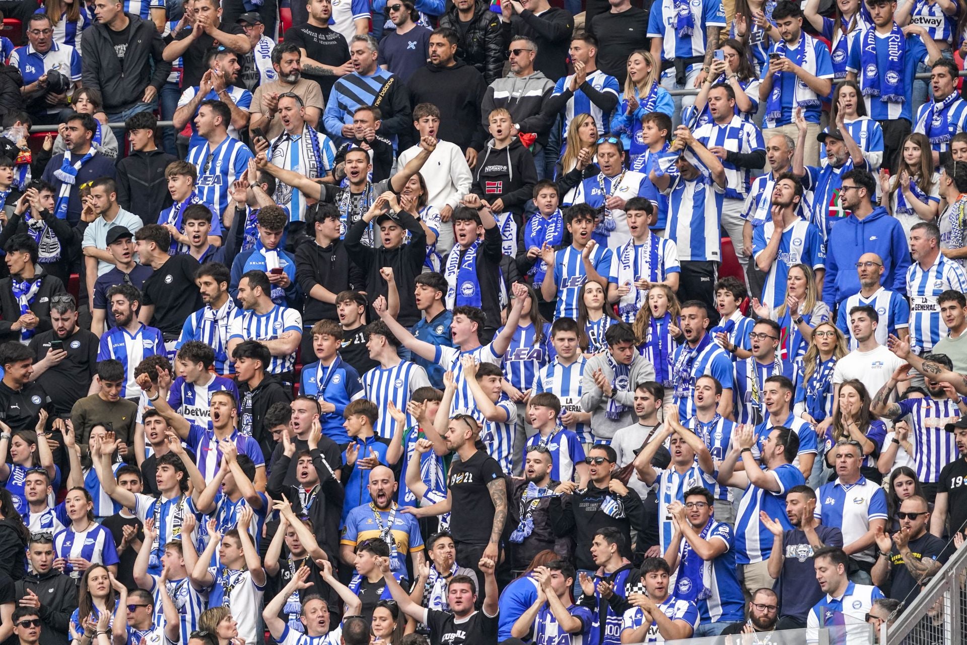 La afición del Alavés se hace notar en Bilbao: «No podemos fallar»