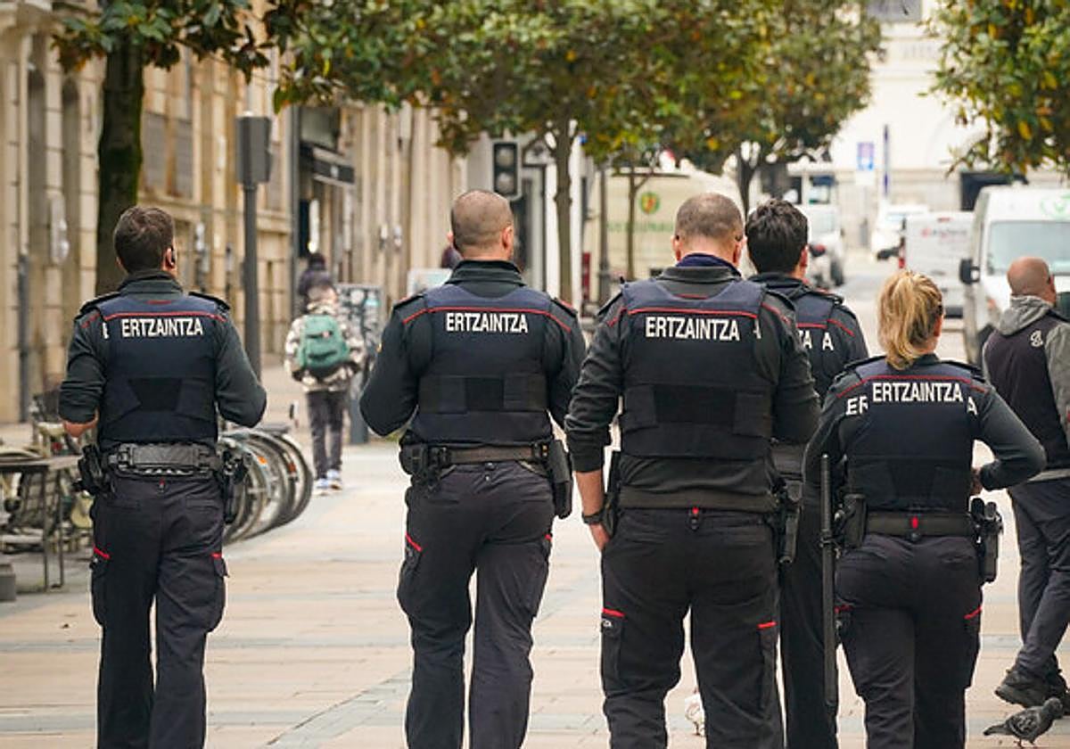 Agentes de la Ertzaintza patrullan a pie por una calle de Vitoria.