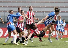 Las jugadoras del Athletic tratan de rematar un balón a la salida de un córner.