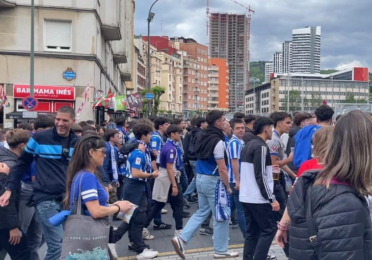 La afición del Alavés, en kalejira al estadio.