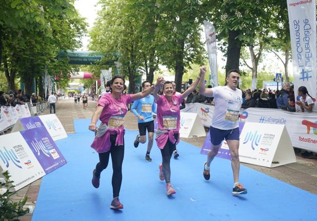 Almudena Delgado, Eva Delgado e Ismael López, a su llegada a meta