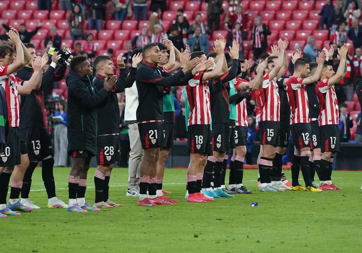 Los jugadores del Athletic aplauden a la afición después de superar al Alavés.