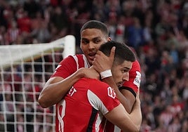 Maroan abraza a Sancet en la jugada del gol en propia puerta del Alavés.
