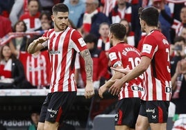 Sancet se felicita con Vivián después del autogol de Manu Sánchez.