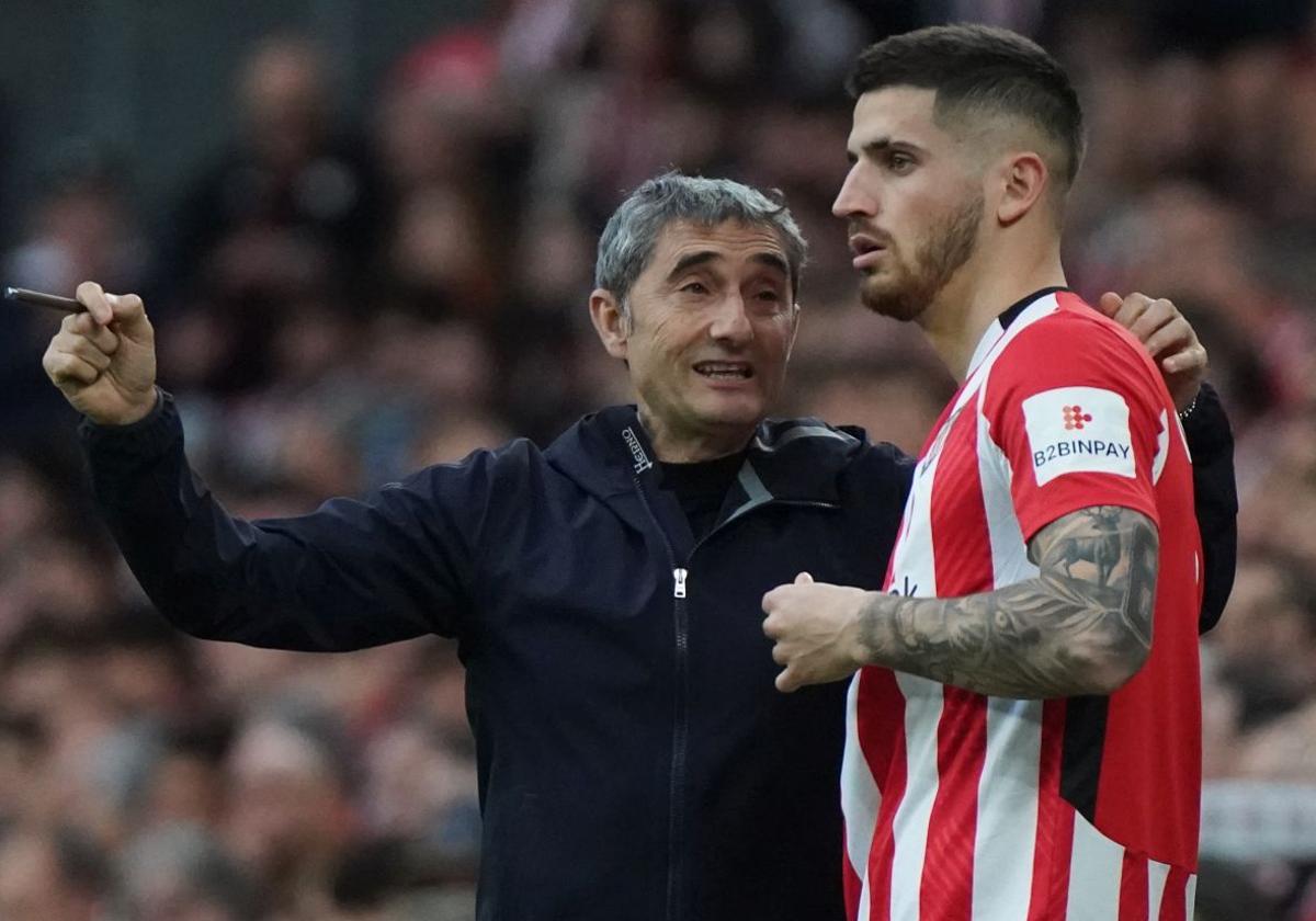 Valverde alecciona a Sancet, momentos antes de entrar al campo.