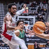 Forrest trata de pelear la posesión ante el jugador del Joventut Devon Dotson.