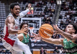 Forrest trata de pelear la posesión ante el jugador del Joventut Devon Dotson.