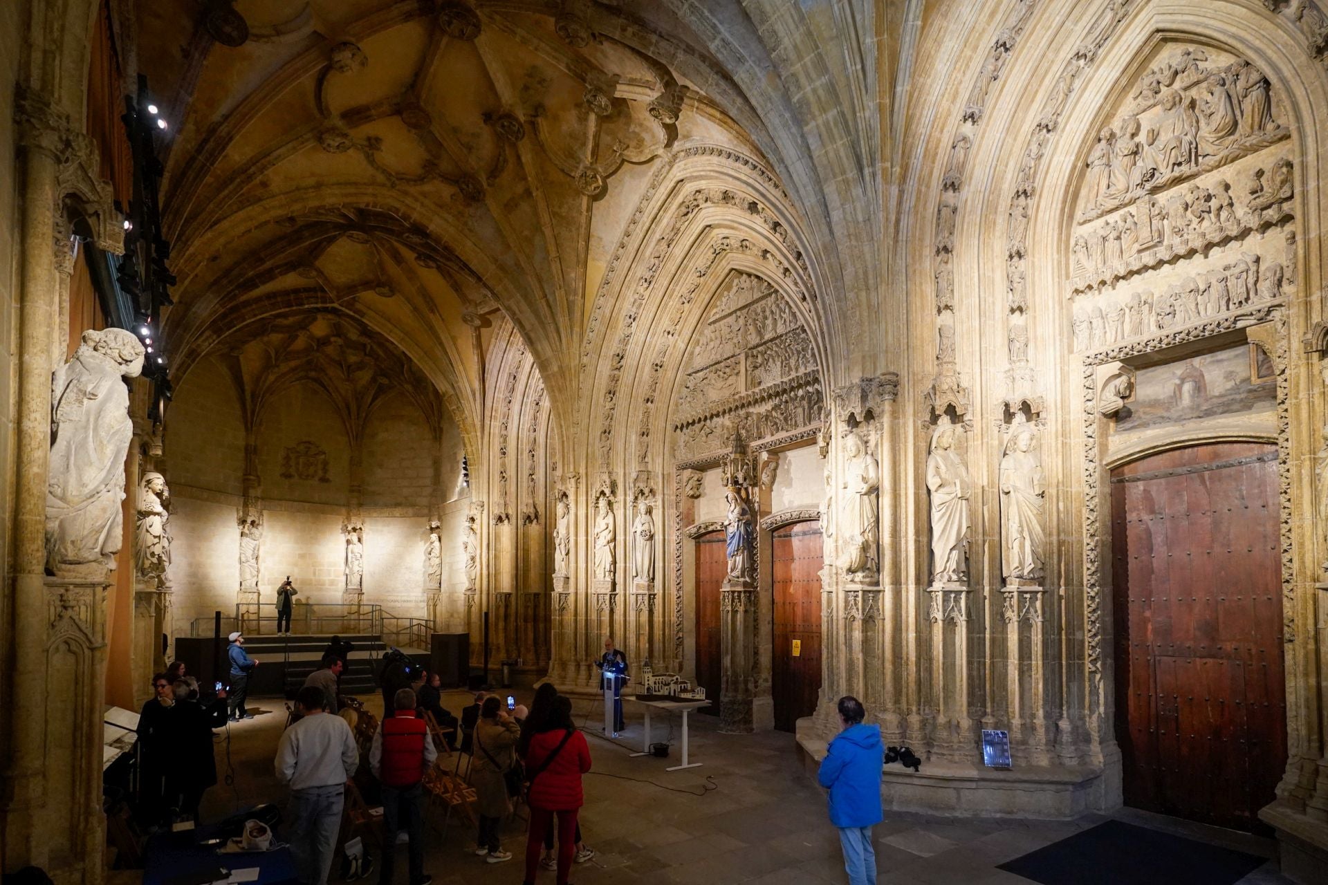 Las imágenes del nuevo alumbrado y la maqueta de la Catedral Santa María de Vitoria