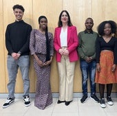 Ana López de Uralde, concejala de Cooperación al Desarrollo y varios representantes de la diáspora africana.