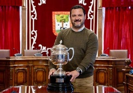 Óscar Sampayo, director deportivo del Arenas, con el trofeo de campeón de Segunda Federación en el Ayuntamiento de Getxo.