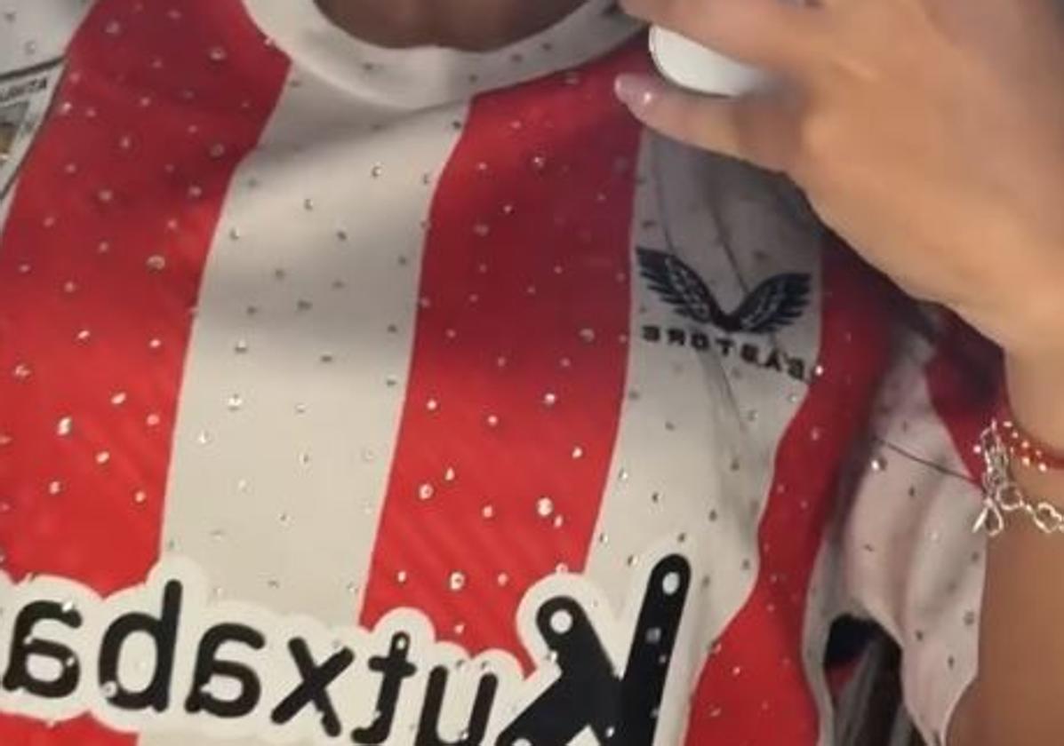 Una joven customiza una camiseta del Athletic y provoca división de opiniones